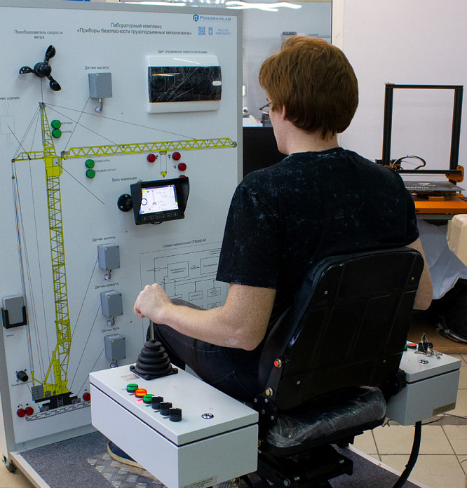 Учебный комплекс «Симулятор-тренажер буровой машины»